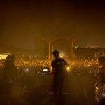Darshan Raval Instagram - What a start to #IndiaTour 🇮🇳 10,000 Suratis Love you all ✨💙 Thank you for making it so special NEXT STOP #GOA @naushadepositive @lovegen_spain @seventyseven_entertainment @epositiveent @weoneentertainers Surat, Gujarat