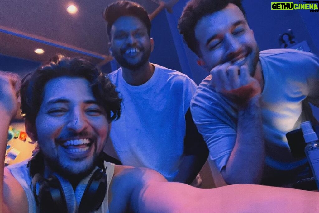 Darshan Raval Instagram - ‘HO MERE GAANO KE ALFAAZ TUM’ ❤️ Happy Birthday to my fav forever @ghuggss @mohtaaj_ I wish you create more magic with your words, and may you continue to give peacefulness to so many souls like me ✨🤗