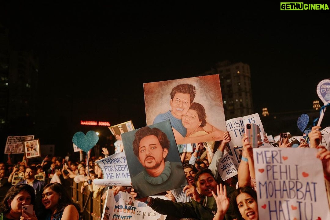 Darshan Raval Instagram - Kolkata ❤️ I genuinely feel so connected here surrounded with so much of love dedication & honesty ✨ A part of me will stay here 🫶🏻 Can’t thank you all enough ✨ Until next time 📸 @dushyantravaldz