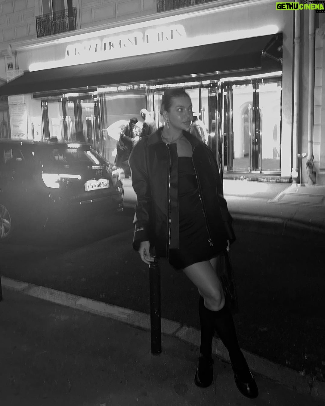 Darya Timoshenko Instagram - Наконец собрала карусель из Парижа , хочется оставить на память тут .. а то профиль становится сильно рабочим. IG для развлечения 😎 PFW @louboutinworld @sidilarbicherkaoui @viveskevin Пиджак и брюки (черный костюм )вы спрашивала , я отвечаю : это @eclata.clothing ✔️ Кожаный топ на фото в карусели : @sentiment.prive ✔️ Paris, France