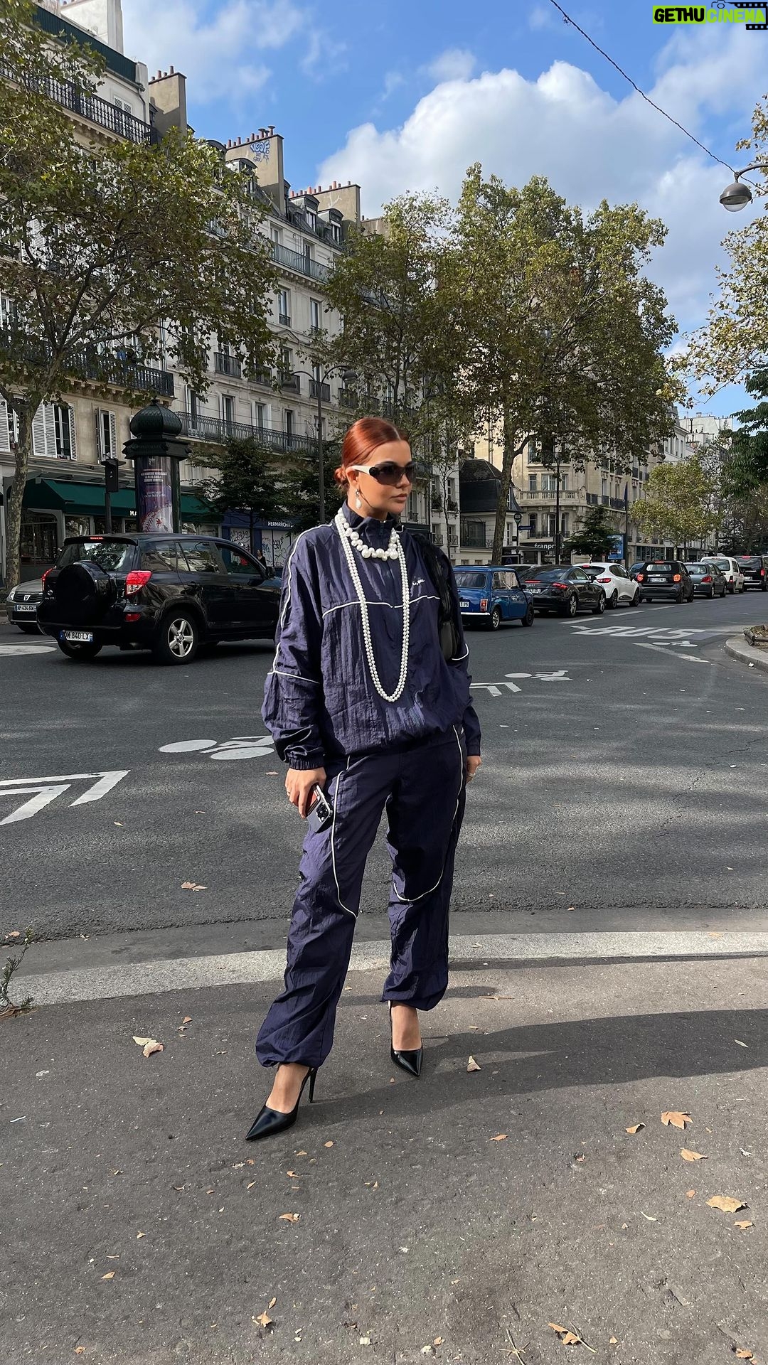 Darya Timoshenko Instagram - PARIS MOOD Если что я не курю , просто проверяю алгоритмы рилс. Мам не верь тому , что видишь 🤡