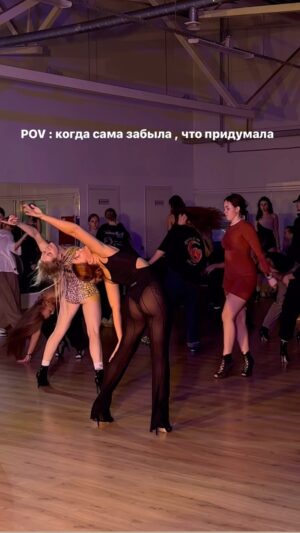 Darya Timoshenko Instagram - Хорео коллаб с @deckiknights , который мы не выставим :) но, джаз фанк супер , чтоб вы просто знали! Мы куколки 🪩