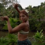 Darya Timoshenko Instagram - ЛЕТИМ СО МНОЙ В ТУР НА ШРИ-ЛАНКУ 🏝️ С 8 по 16 марта или с 11 по 16 марта собираю группу из 12 человек в танцевальный тур на остров , в программе: ✅Проживание на вилле в 50 метрах от океана ✅Одноместное/двухместное ✅Завтраки ✅трансфер аэропорт/вилла/аэропорт ✅тур по острову на 4 дня с сопровождающим гидом ✅урок серфинга ✅тук туки, такси, до пляжей, ресторанов, вечеринок и других локаций ✅ 6 классов +2 лекции от Даши Ролик ✅Профессиональная съёмка хореографии на последнем занятии ✅2 вечеринки. В начале и в конце тура, совместно со мной ✌🏼 Что не входит: ❌авиаперелет из вашего города до Коломбо и обратно ❌страховка ❌обеды и ужины Стоимость тура: от 1200$ , хочешь подробности , тогда надо писать в директ «хочу с Дашей на Шри-Ланку» 🤍