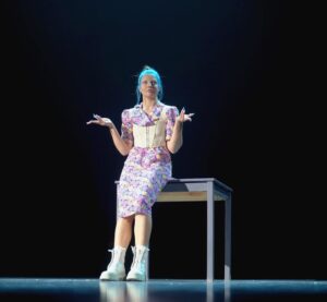 Darya Timoshenko Instagram - My hands performance 🧊

Импровизация на концерте «Северное сияние» от @protancysever 🍀

Всегда рада вашим приглашениям @reshetnikovaofficial @igorrudnik @самоха 💙

За вдохновение спасибо @dayanakhmedgaliev…
За видео @nikitasvarnik 🙏🏼

#дашаролик #performance #art