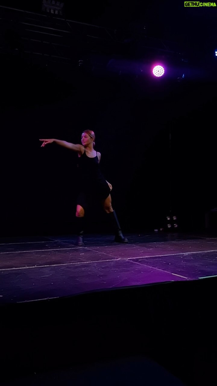 Darya Timoshenko Instagram - Я всегда была из тех , кто меняет правила игры. Только это качество я в себе расценивала больше как минус , чем плюс. Почему ? Потому-что часто не вписывалась в шаблонные рамки общепринятых «надо так и никак иначе» … восхищалась и не перестаю восхищаться людьми, которые ломают систему. Сейчас уже не страшно. Не страшно просто танцевать , а не удивлять. Не страшно быть толстой , не современной , банальной , типичной … для кого-то :) Точно уверенна , что у меня есть «я» и когда оно искренне пробивается через мой мувмент это долетает до зрителя, в этом моя сила 🤍 Это Тула. И за 10 минут до выхода я поменяла трек , чтобы просто побыть собой и рассказать , что я имею на сегодняшний день как артист.