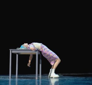 Darya Timoshenko Instagram - My hands performance 🧊

Импровизация на концерте «Северное сияние» от @protancysever 🍀

Всегда рада вашим приглашениям @reshetnikovaofficial @igorrudnik @самоха 💙

За вдохновение спасибо @dayanakhmedgaliev…
За видео @nikitasvarnik 🙏🏼

#дашаролик #performance #art