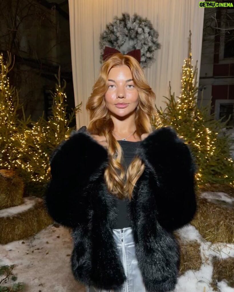 Darya Timoshenko Instagram - Новый год , новый цвет волос 🍯 на медовом захожу в 2024 🫰🏼с Наступающим, дорогие ! Будьте здоровы и будьте счастливыми !