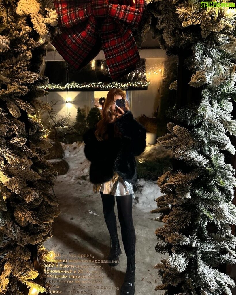 Darya Timoshenko Instagram - Новый год , новый цвет волос 🍯 на медовом захожу в 2024 🫰🏼с Наступающим, дорогие ! Будьте здоровы и будьте счастливыми !