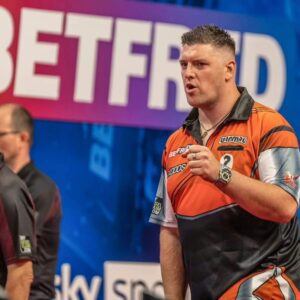 Daryl Gurney Instagram - PDC PLAYERS CHAMPIONSHIP 22
ROUND ONE

DARYL GURNEY 6-3 Mervyn King

Chin safely through in Barnsley.

Daryl went 2-0 behind, but a 121 finish followed by an 11-darter saw him lead. Further finishes of 71 and 76 saw him win the last three legs for victory, and a 103.80 average.
