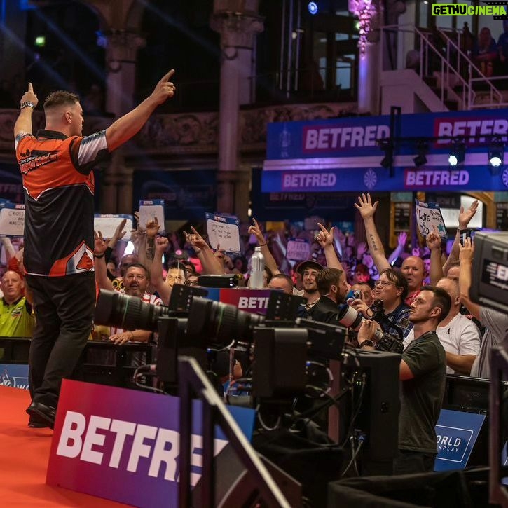 Daryl Gurney - 287 Likes - PDC PLAYERS CHAMPIONSHIP 21
QUARTER FINAL RESULT
DARYL GURNEY 6-5 Ross Smith
GET IN CHIN!
The match went with throw until Daryl broke for a 5-4 lead in 12 darts, only for Smith to make it a decider with an 11-darter.
Superchin held firm, and a 15 darter sealed victory, and a last four meeting with Gerwyn Price.