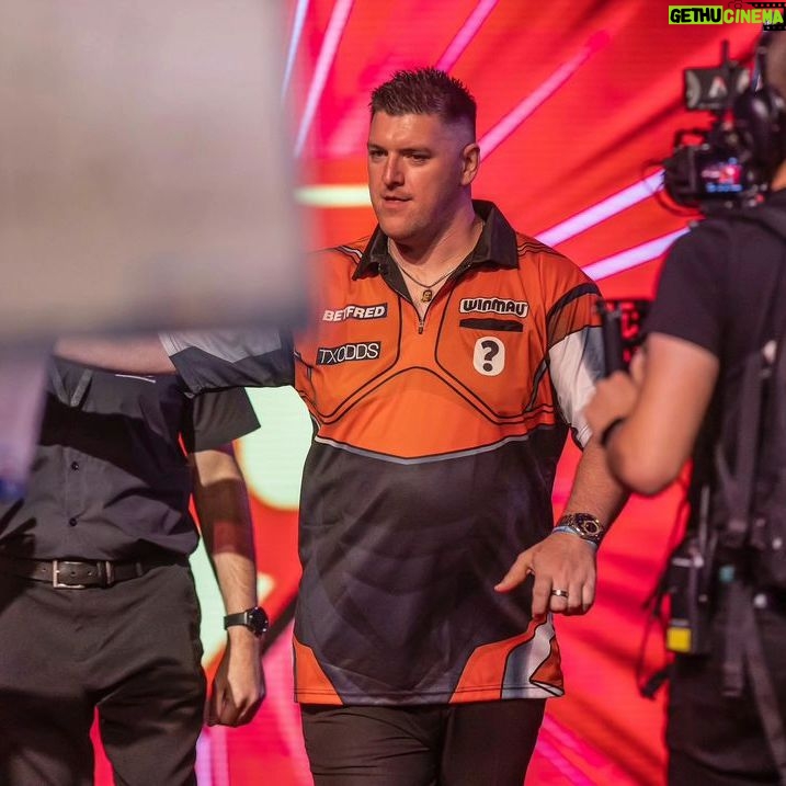 Daryl Gurney Instagram - PDC PLAYERS CHAMPIONSHIP 18 LAST 32 RESULT: DARYL GURNEY 5-6 Stephen Bunting Agony for Daryl, as he is edged out. Bunting went 3-1 and 5-3 up, but Gurney forced a last leg, where he missed match darts that allowed Bunting to take out 109 to win. 96.09 average for Superchin.
