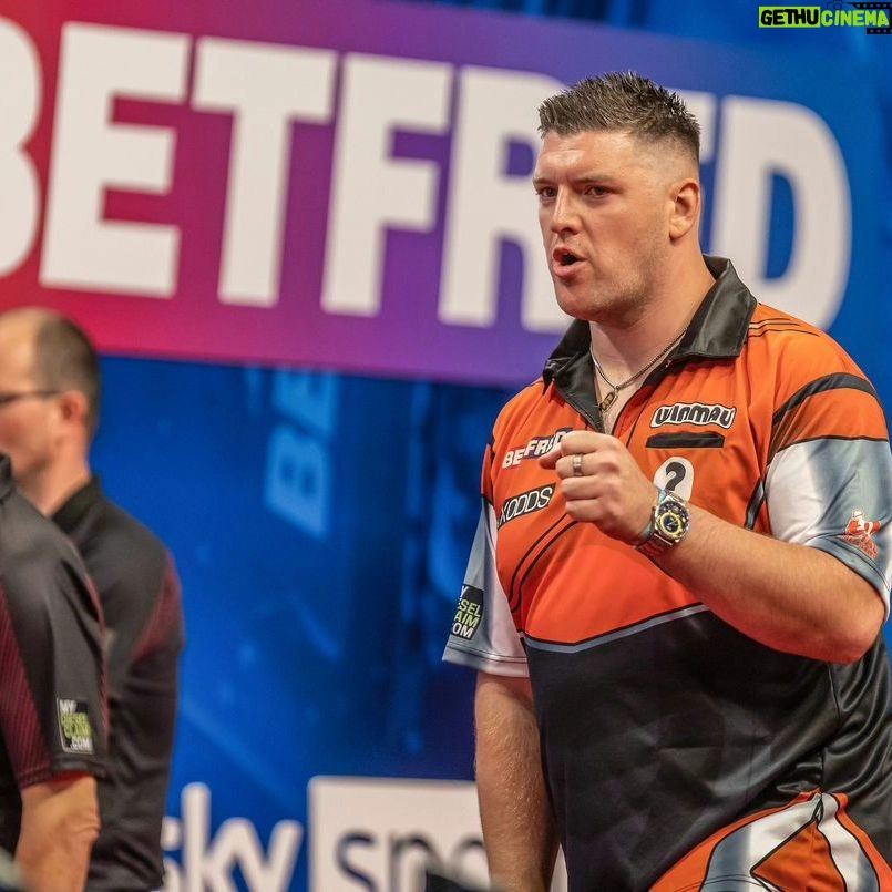 Daryl Gurney - 639 Likes - PDC PLAYERS CHAMPIONSHIP 17
ROUND ONE RESULT:
DARYL GURNEY 6-4 Mervyn King
Chin safely through!
It was an error-strewn opening, but Daryl took a 4-3 lead with a ten darter.
Gurney then broke for 5-4, and a 12 darter booked a round two place with a 90.08 average.