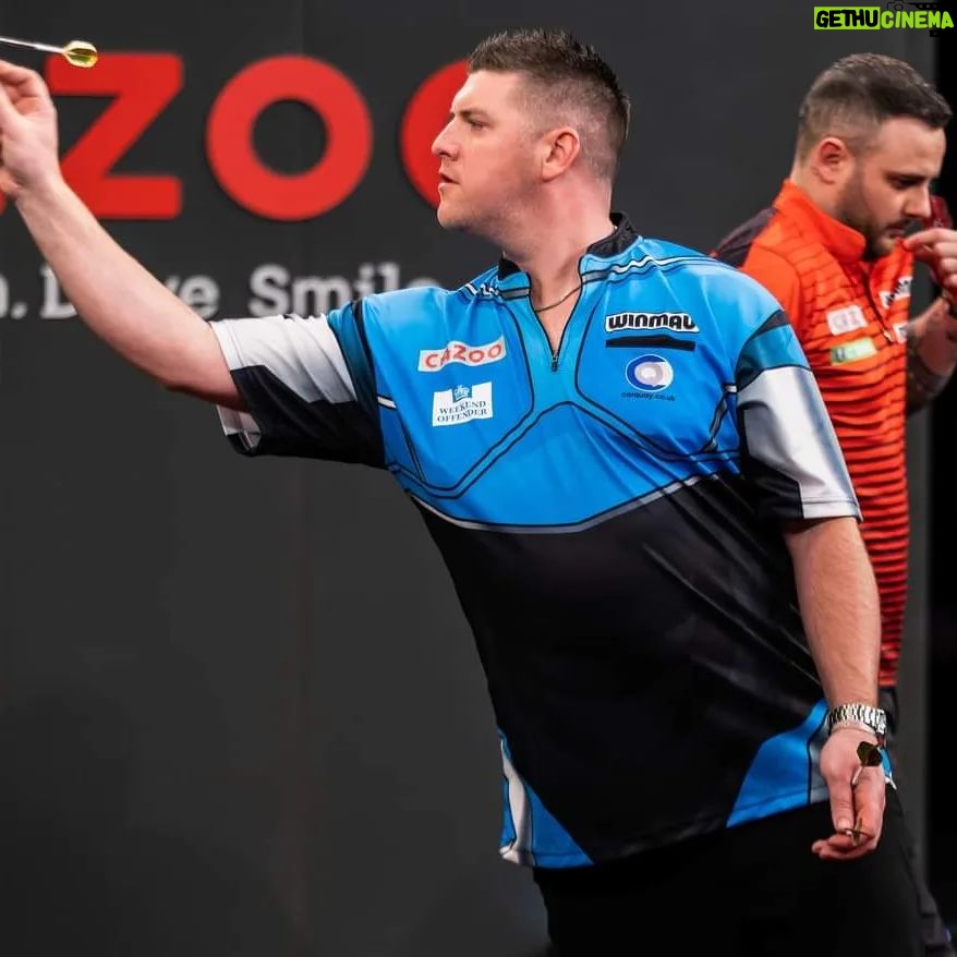 Daryl Gurney - 1.1K Likes - CAZOO MASTERS
ROUND TWO LATEST
DARYL GURNEY 6️⃣-4️⃣ Joe Cullen
A great session for Superchin!
A 14-darter levelled the contest at 3-3 for Daryl, and he pinned double 16 to break and hit the front, before a 52 finish made it 5-3.
Double 16 again served Daryl well as he broke once more, but Cullen won the last leg of the session to stay in the contest.