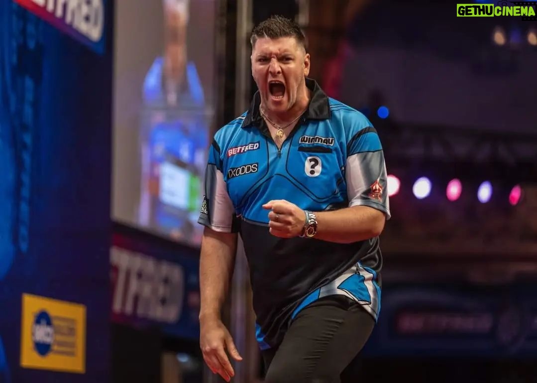 Daryl Gurney - 584 Likes - LATEST
DARYL GURNEY 2️⃣-3️⃣ Dave Chisnall
It's a commanding set for Chisnall, as he takes it without reply to lead 3-2.