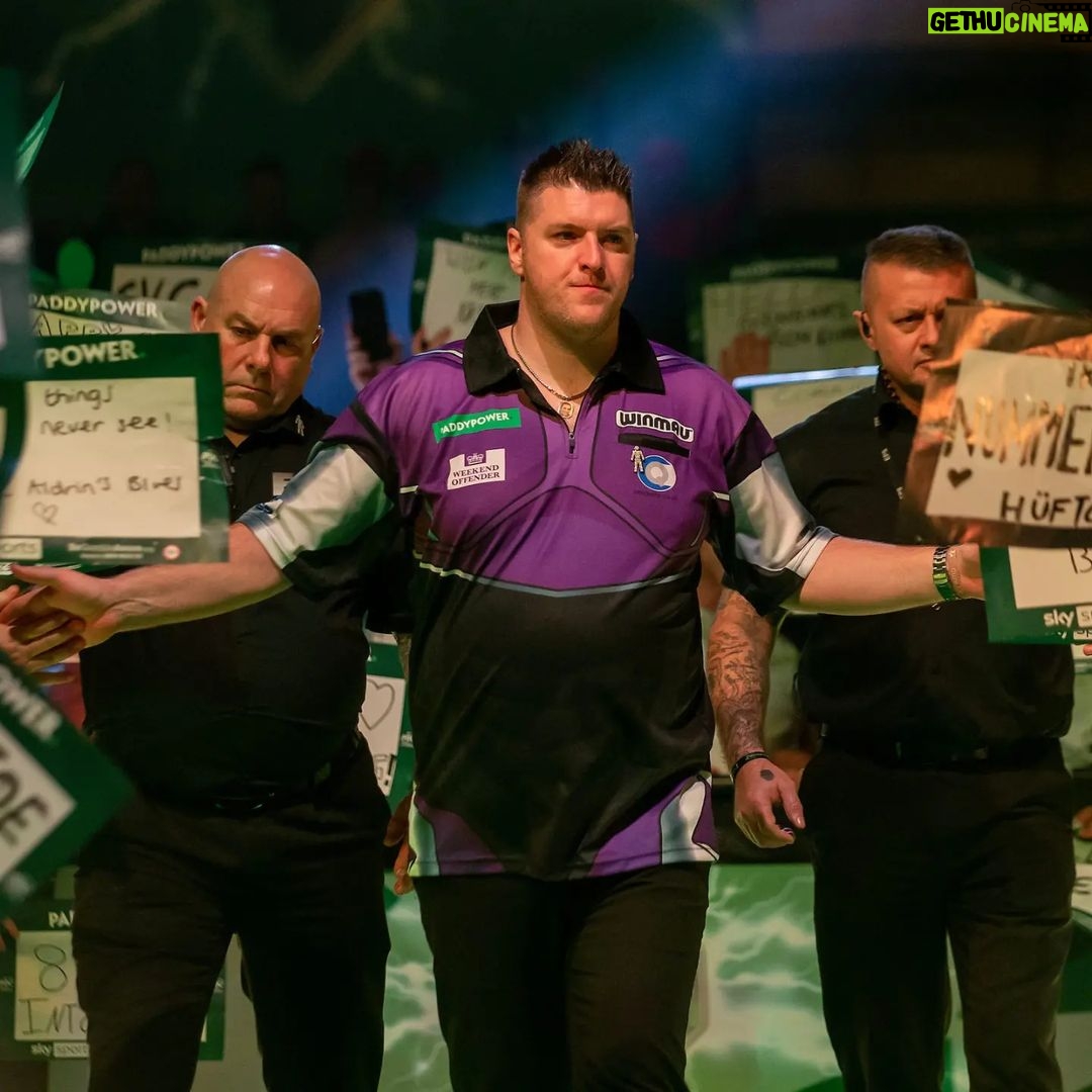 Daryl Gurney - 335 Likes - LATEST
DARYL GURNEY 0️⃣-2️⃣ Dave Chisnall
Daryl took out 110 to open and took a 2-0 lead, but legs in 10 and 11 darts levelled for Chisnall.
The pair combined to miss over a dozen darts for the set, and chizzy doubled his advantage.