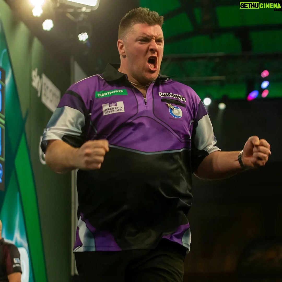 Daryl Gurney - 1.1K Likes - LATEST
DARYL GURNEY 0️⃣-1️⃣ Dave Chisnall
Daryl takes the first set to the last leg, but it's chizzy that takes out 74 to nick it.