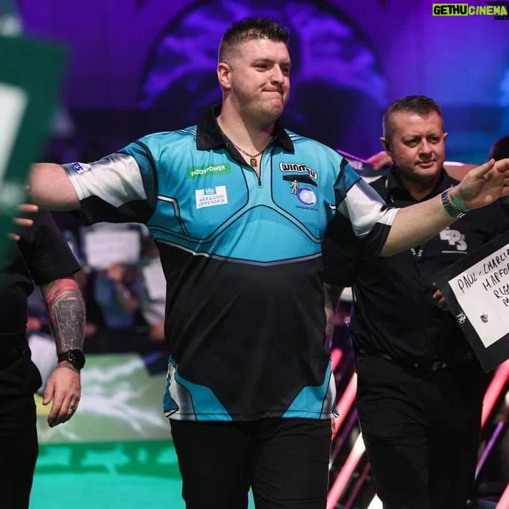 Daryl Gurney - 408 Likes - LATEST
DARYL GURNEY 2️⃣-2️⃣ RICKY EVANS
Superchin levels the contest.
A 121 finish for Daryl was followed by a break of throw, and although Ricky took out 100 and 72 to level, a timely 180 from Gurney and an 86 finish squared the match.
@carquay
@weekendoffender
@winmauofficial