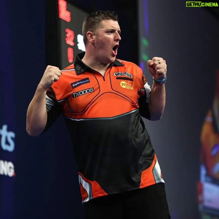 Daryl Gurney - 353 Likes - LATEST
DARYL GURNEY 2️⃣-0️⃣ Steve Beaton
More one-way traffic sees Daryl take a two-set advantage!
Gurney broke throw in leg three, and then held in 18 darts for a commanding lead.
One more set for victory!
@carquay
@weekendoffender
@winmauofficial