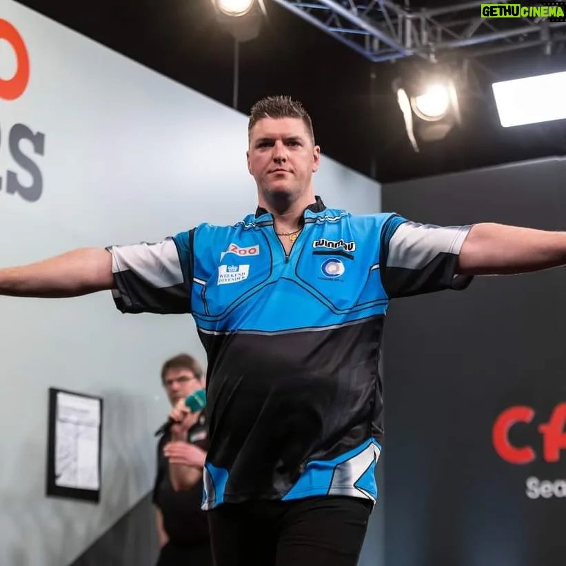 Daryl Gurney - 551 Likes - PDC PLAYERS CHAMPIONSHIP 1
LAST 128 RESULT
DARYL GURNEY 6️⃣-0️⃣ Ryan Meikle
A flying start for Superchin!
Finishes of 87 and 88 put Daryl 4-0 ahead, and he closed the contest out with a 74 checkout to seal a comprehensive win with an 88.41 average.
Roelofs/Vandenbogaerde next.
@carquay
@weekendoffender
@winmauofficial