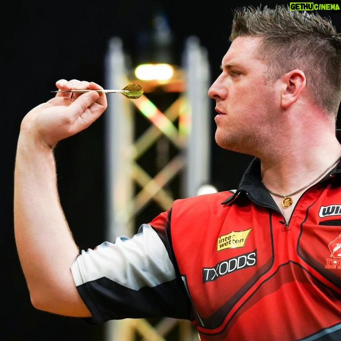 Daryl Gurney Instagram - PDC WORLD GRAND PRIX ROUND ONE DARYL GURNEY 0️⃣-2️⃣ Luke Humphries Daryl suffers defeat in Leicester. A 76 finish was the highlight of set one for Daryl, but he missed two darts to save the set as Humphries led. Gurney took out 74 to open set two, and it went to a final leg, where Humphries prevailed with Daryl sitting on 32. @txoddsofficial @totalhire @carquay @winmauofficial