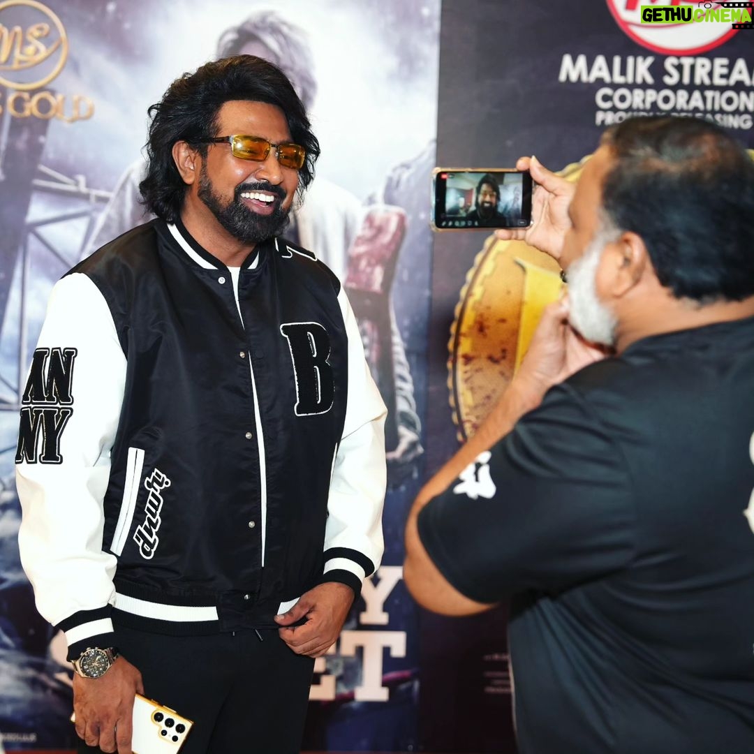 Dato Sri G Gnanaraja Instagram - #LEO review with @dr.sppraba Founder & CEO of @mku_malaysiakalaiulagam at #LEO Movie Premiere by @malikstreams #19October2023 #LEOwithMalikStreams🔥 @7_screenstudio @jagadish_palanisamy @datoabdulmalik #Thalapathy @actorvijay sir @lokesh.kanagaraj @anirudhofficial @trishakrishnan @duttsanjay @arjunsarjaa @gauthamvasudevmenon @priyawajanand @sonymusic_south #DSG #GOLD #RAJA #DatoSriG #CapitalG #G #டிஎஸ்ஜி #கோல்ட் #ராஜா #டத்தோஸ்ரீஜி Pavilion Cinema