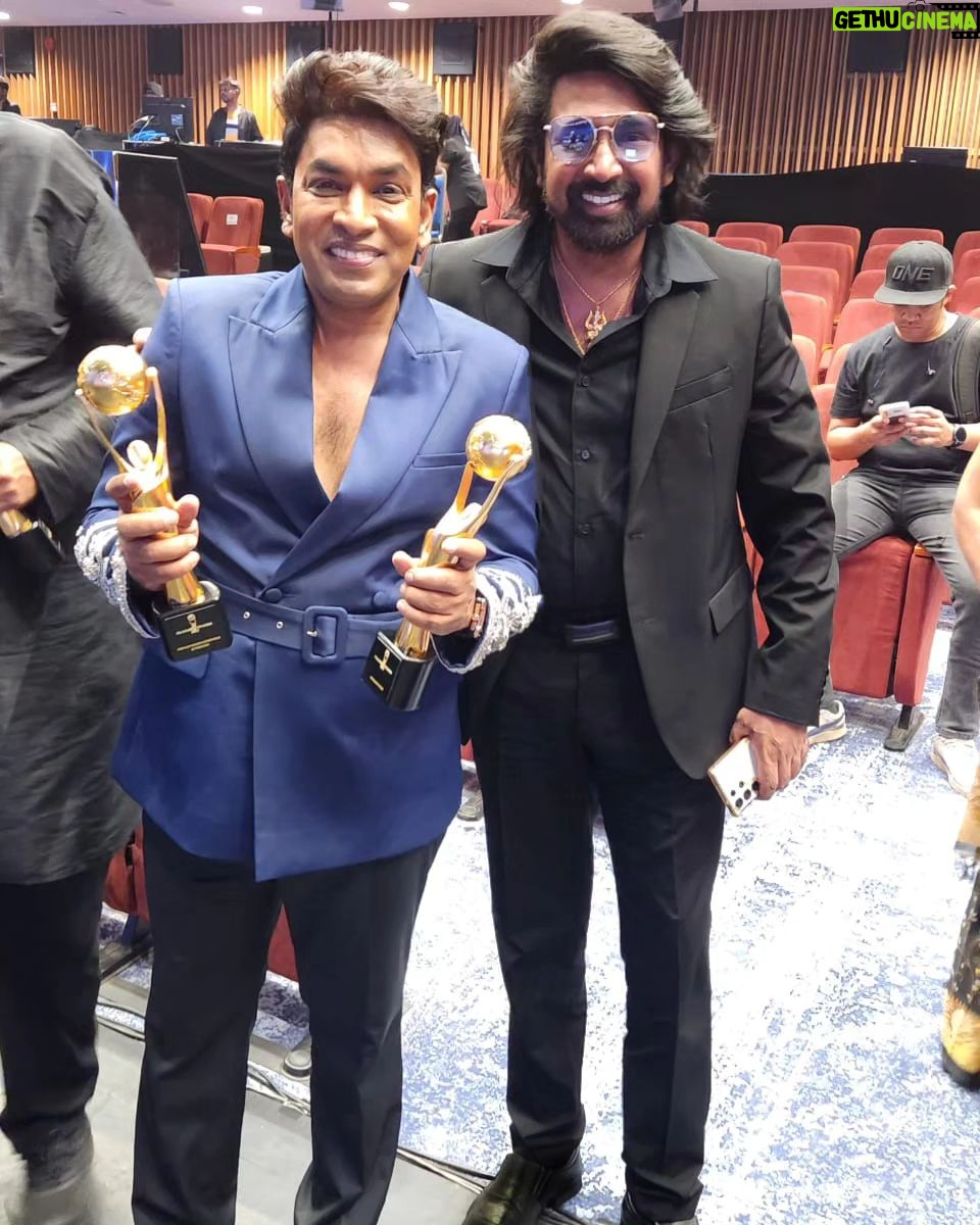 Dato Sri G Gnanaraja Instagram - Famous TV Hosts and Radio Announcers play a key role in shaping society’s perspectives and influencing public opinions. They have the power to reach a wide audience through television and radio and here we have our Uthaya who has both TV and radio with him. Congratulations to @uthaya_raaga for having bagged 2 @astroulagam awards being the Popular TV Host of #SaravediNight & Popular Radio Announcer of the year of @raaga.my #Hypermalai #DSG #GOLD #RAJA #DatoSriG #CapitalG #G #டிஎஸ்ஜி #கோல்ட் #ராஜா #டத்தோஸ்ரீஜி Auditorium MBSA, Shah Alam