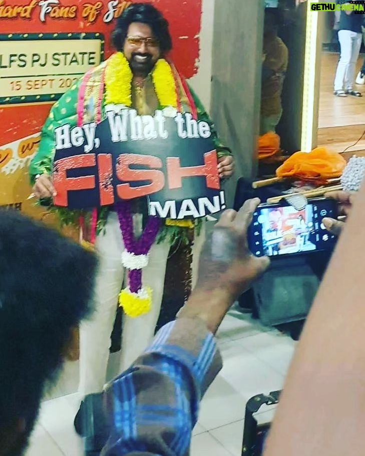 Dato Sri G Gnanaraja Instagram - The wait is over! 💥💥💥💥 Step into the extraordinary #WorldofMarkAntony now playing in cinemas near you. 🍿🎬 Do not miss! Book your tickets now🎫 #MarkAntony #MarkAntonyFromToday Directed By @adhikravi Produced By @vinodkumar_offcl @mini.studio_official A @gvprakash Musical @actorvishalofficial @iam_sjsuryah @datosrig @rituvarma @abhinaya_official @suniltollywood #NizhalgalRavi #YGeeMahendran @editorvijay @abinandhanramanujam #vijaimuruganrk @peterheinoffl @dhilipaction #RaviVarma @njsatz @dinesh_dance #Azhar @r_stills #Chokkalingam @kabilanchelliah @riazkahmed.pro @v4umedia_ @soundsrightstudio #DSG #GOLD #RAJA #DatoSriG #CapitalG #G #டிஎஸ்ஜி #கோல்ட் #ராஜா #டத்தோஸ்ரீஜி #15September2023 #Friday Lotus Cinema Pj State