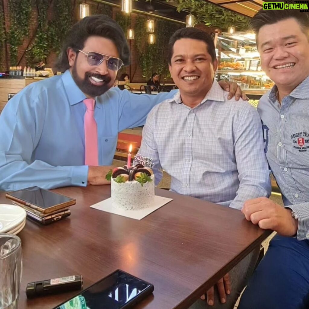 Dato Sri G Gnanaraja Instagram - It was a happyyyy day for me yesterday when my dearest brother & my very close friend Dato Mohd Abdul Aziz was in Malaysia and I surprised him with our friends & a birthday cake (belated 17th January) as i congratulated him for being newly appointed as the first Malaysian ever to be Asia Pacific Chairman of #CapitalOneAsiaPacific @capitalone specializing in financing and investments and its on the list of largest banks in the United States of America & the UK and it is also the third largest issuer of Visa and Mastercard credit cards in the world. https://en.m.wikipedia.org/wiki/Capital_One Mid Valley Megamall