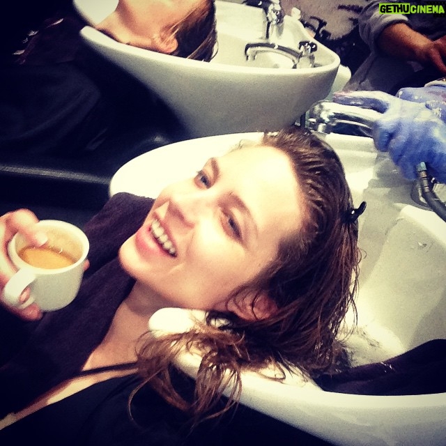 Daveigh Chase Instagram - LIVE: @colorbyjess is makin magic β¨ happen in mere minutes .. ππΌππ