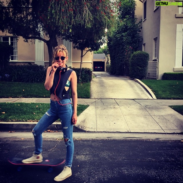 Daveigh Chase Instagram - "Ill skate, you run & we'll go"😘 📷 @oliviadoneff