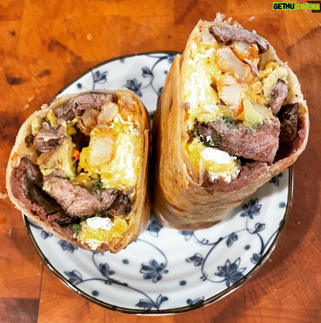 David Alan Grier Instagram - BURRITO UPDATE! 🌯 Welp, I made myself a new burrito this morning. Wrapped it in foil,put it in the Frigidaire n ate the old one #BabySteps 😐