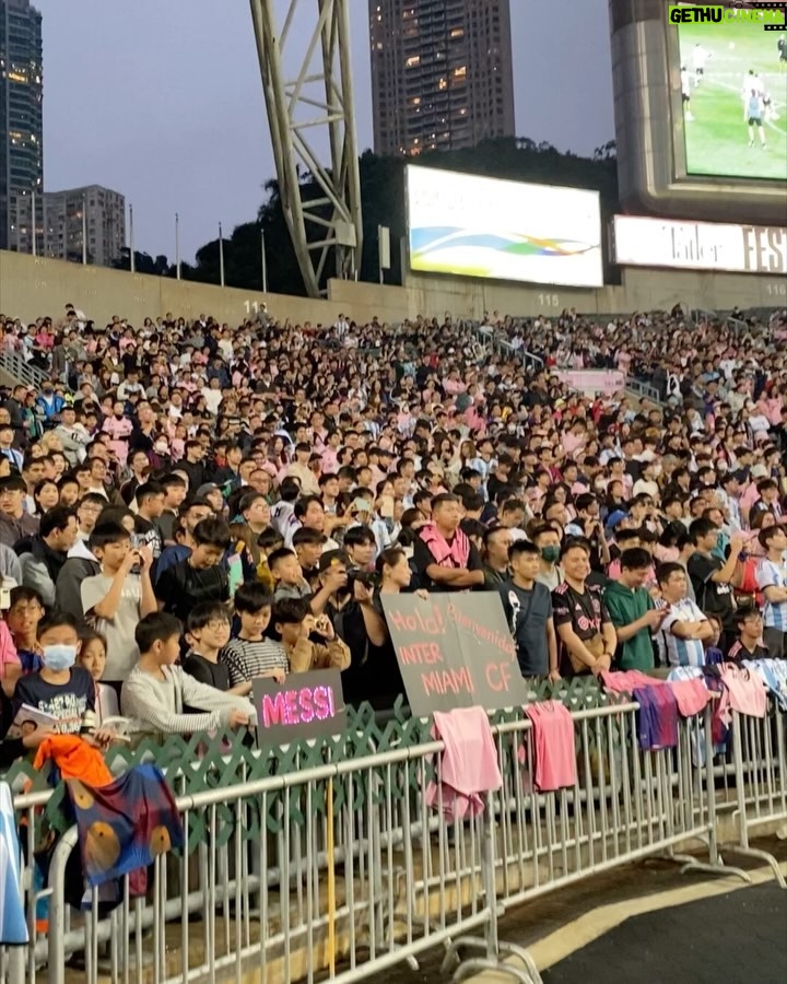 David Beckham Instagram - Amazing… a sold out stadium for our pre-season training session in Hong Kong 💗🖤 Thank you for all your incredible support and love, see you all tomorrow 🏟️ @intermiamicf #TatlerXFEST Hong Kong Stadium