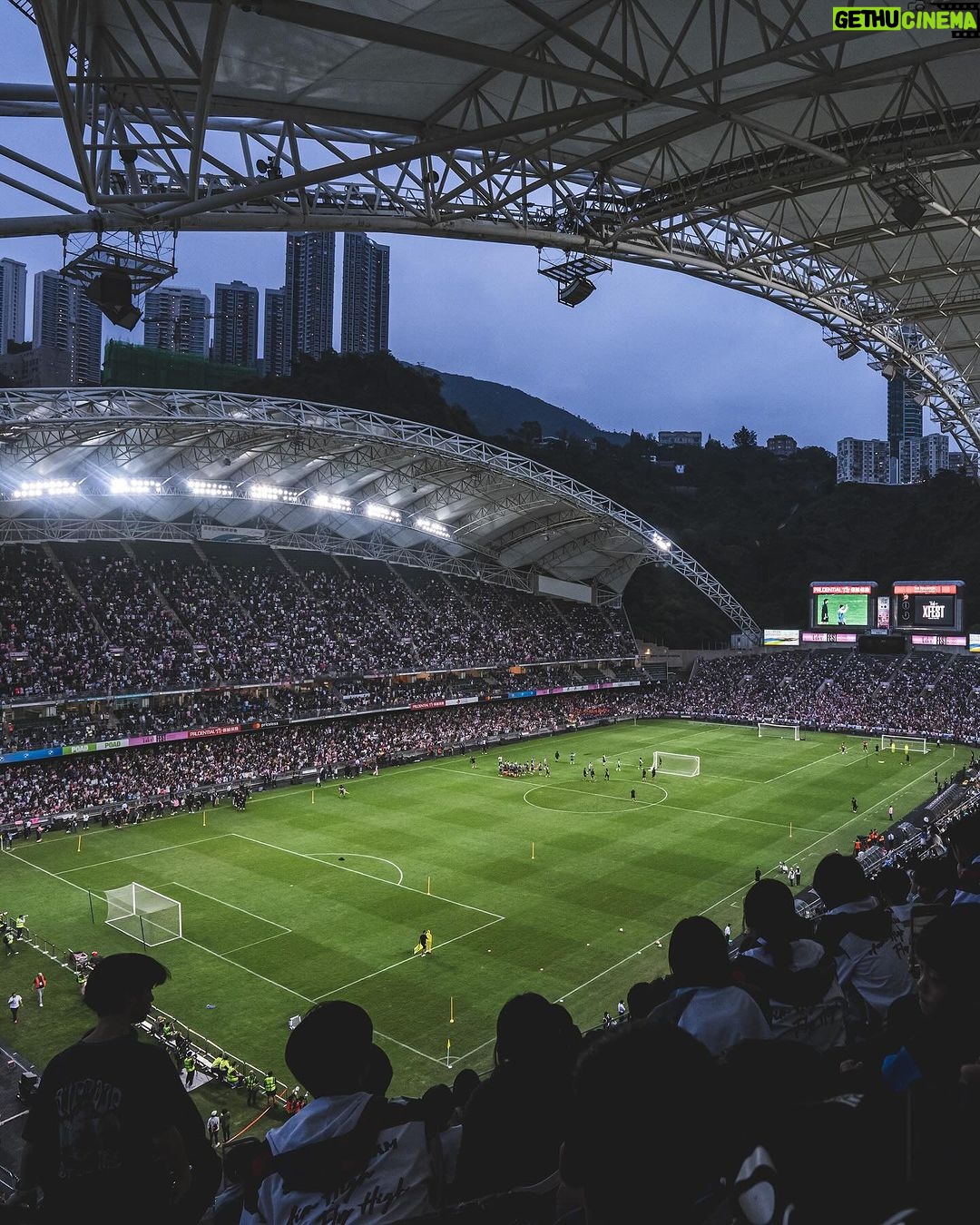 David Beckham Instagram - Amazing… a sold out stadium for our pre-season training session in Hong Kong 💗🖤 Thank you for all your incredible support and love, see you all tomorrow 🏟️ @intermiamicf #TatlerXFEST Hong Kong Stadium