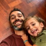 David Cristina Instagram – Até ter filhos, não me custava nada viajar. Agora sempre que me meto num avião parece que o coração fica na pista e só o posso reaver quando aterrar de volta. 

Passei a ter mais medo de andar de avião, porque penso em todos os momentos com eles que perderia se aquela lata com asas se esbardalhasse contra uma montanha. 

O @gorgeousgorgia disse-me, quando o Miguel nasceu, que quando se é pai chora-se mais. Às vezes sem grande razão, tipo a ver um anúncio com cãezinhos. Comigo é quando me ponho a ver vídeos dos putos compulsivamente quando o avião está prestes a levantar. 

Mas nada disso importa, porque estou de volta finalmente e os anti-cristos já me estão a dar vontade de me meter num avião outra vez.