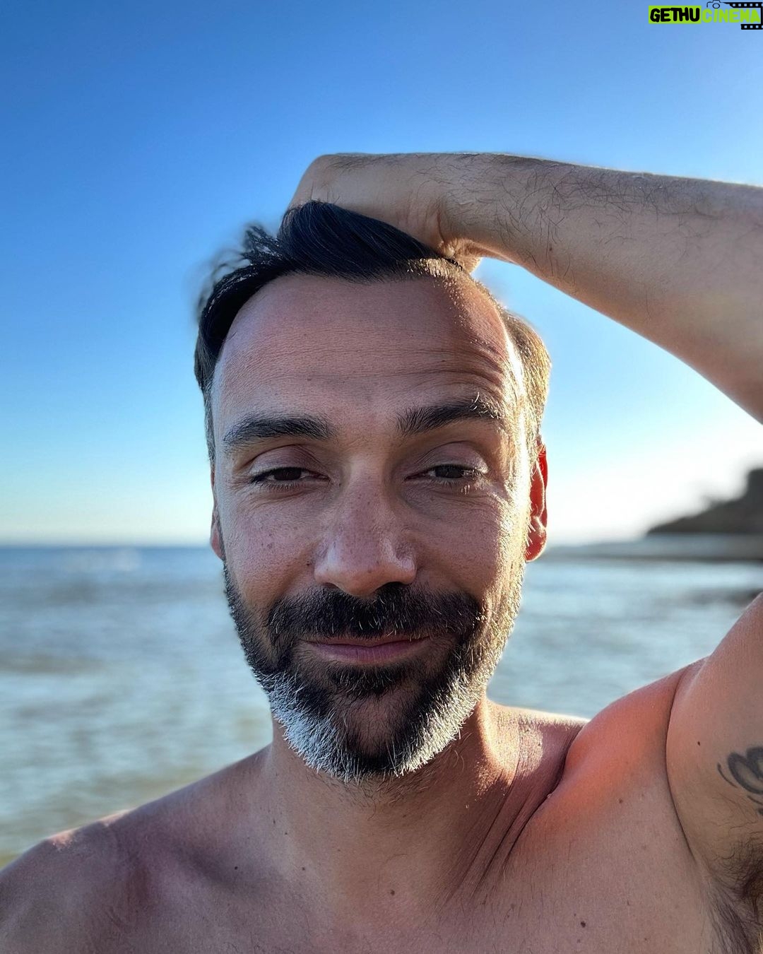 David Cristina - 867 Likes - Homem limpo procura senhora entre os 25 e os 67 para jogar Sudoku à luz das velas e olhar languidamente para o céu enquanto trocam razões porque o país está pior desde o tempo do Salazar. Só se aceitam senhoras bem educadas e com um furo (no máximo) em cada orelha porque já se sabe que mais que um brinco é coisa de mulher solta. Procura-se uma mulher sexualmente enérgica e de mente aberta, disponível para relações pré-agendadas uma vez por mês em posições clássicas pré-sancionadas pelos pais de ambos os membros do casal.
Deve gostar de animais, ou seja, ser fã de tauromaquia. Não se aceitam vegetarianas, porque se Deus quisesse que não se comessem os animais não os teria feito tão gostosos. Pode ter filhos, mas ter mente aberta à ocasional lambada ou banho gelado nos querubins. Deve saber cozinhar e não se meter nas conversas dos homens. Mandem mensagem caso haja interesse.
(Este post contém ironia, para os mais lorpos)