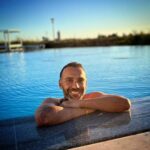 David Cristina Instagram - Nunca pensei usar as palavras “resort” e “Alcochete” na mesma frase, mas aqui estamos. E estamos muito bem no @praiadosal, a abençoada meia hora de distância do Papa. O sítio é muito muito porreiro, aconselho (Não estou a influenciar, paguei o quarto na sua totalidade, como um membro da populaça). Ainda no tema Papa, a minha filha hoje perguntou se podia comer o Papa. Só depois percebi que ela achava que centenas de milhares de jovens tinham vindo a Portugal para ver uma taça gigante de papa cerelac. “Ah, mas é quem estava a olhar pelos filhos enquanto tirava essas fotos?!” Mete-te na tua vida Anabela. Vai mas é ver séries de crime real no seu T0 a cheirar a gatos e solidão. Já o meu quarto só cheira a férias. E a Ice Tea, porque a Maria derramou um Ice Tea. Mas principalmente a férias.