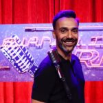 David Cristina Instagram - Mais um episódio do Levanta-te e Ri gravado. Este sai amanhã na @opto.sic. Ide ver porque os comediantes estiveram muito bem. Já eu corri alguns riscos de cancelamento, mas também não fui nenhuma Joana Mascarenhas. Obrigado à @sicoficial pelo convite e pelo que estão a fazer pelo nosso standup nacional, que é pô-lo na televisão. Ponham os olhos nisto, outros canais, com as vossas telenovelas e shows sobre figuras geométricas.