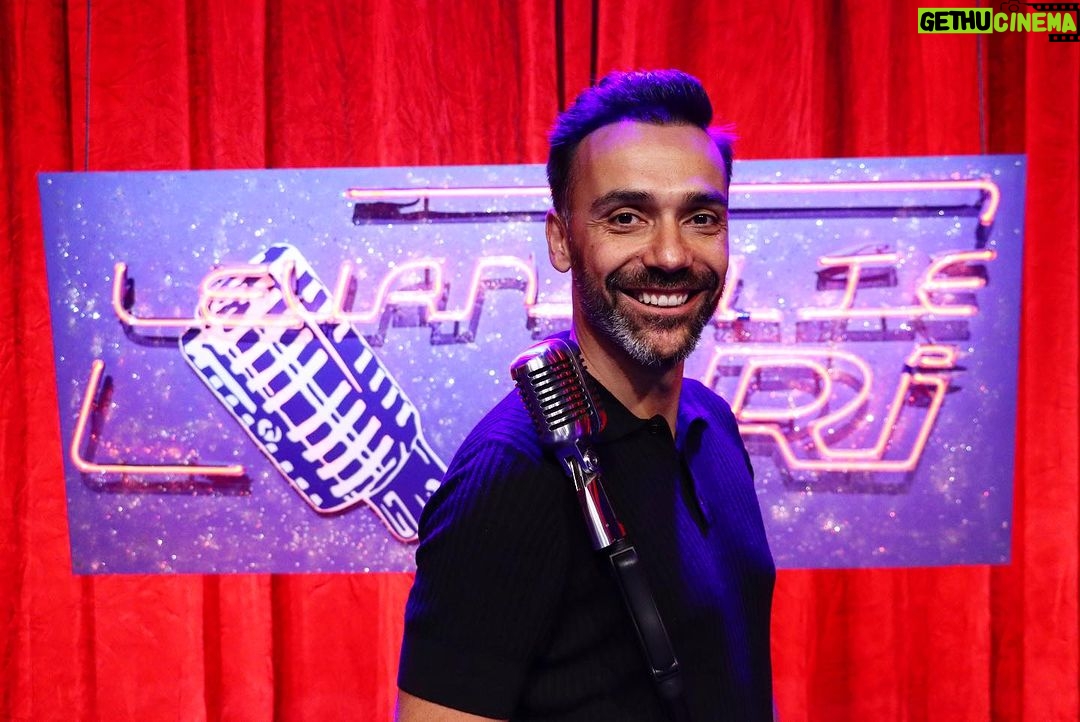 David Cristina Instagram - Mais um episódio do Levanta-te e Ri gravado. Este sai amanhã na @opto.sic. Ide ver porque os comediantes estiveram muito bem. Já eu corri alguns riscos de cancelamento, mas também não fui nenhuma Joana Mascarenhas. Obrigado à @sicoficial pelo convite e pelo que estão a fazer pelo nosso standup nacional, que é pô-lo na televisão. Ponham os olhos nisto, outros canais, com as vossas telenovelas e shows sobre figuras geométricas.