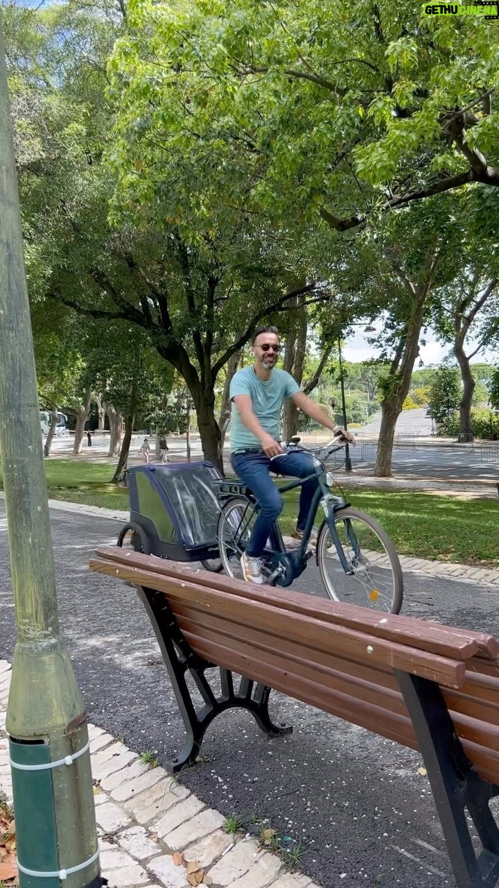 David Cristina Instagram - Serve o presente post para responder às 3794,5 pessoas que me mandaram mensagens a perguntar: “Porque é que levas os teus filhos de bicicleta para a escola, Davidinho?”. Em primeiro lugar, bom dia também se diz, sim? Eu levo os meus filhos para a escola de bicicleta por várias razões: 1) A mim ninguém me convence que preciso de uma tonelada de metal para transportar cento e poucos kilos, meia dúzia de kilómetros; 2) A Greta é irritante, mas os carros são péssimos para o ambiente; 3) os miúdos gostam; 4) nunca apanho trânsito; 5) lunáticas podem gritar “Davidinho” a meio metro de distância marcando os meus filhos para a vida. O atrelado é super leve e dá para colapsar (ver vídeo), mas fica o conselho: retirem as crianças primeiro. O meu é da Polisport, uma marca portuguesa com boa relação qualidade preço. Mas há montes de modelos e marcas diferentes que podem experimentar. Só a Decathlon tem montes delas, para uma criança, para duas crianças, inclusivamente até um atrelado que dá para levar cães, para aquelas pessoas desequilibradas que dizem que têm “filhos caninos”. É essencial escolherem um impermeável, para mim, a maior vantagem do atrelado. Aliás, os meus filhos têm recordações incríveis de comer bolachas todos sequinhos durante uma trovoada enquanto o pai encharcado pedalava com as cuecas húmidas enfiadas nas regueifas. Também aconselho que procurem um modelo que sirva de carrinho (sem bicicleta), que escolham um que aguente muito peso (para durar mais) e um com mala (para poderem ir ao supermercado com a criançada). E parem de imaginar as minhas regueifas, seus pervertidos. Ao nível da bicicleta, aconselho uma elétrica. Eu comecei com cadeirinhas antes de arranjar o atrelado. Um ainda dá para levar em bicicleta exclusivamente movida a pernas, mas dois destrói os bofes. Depois de analisar e voltar a analisar, que eu sou uma pessoa que gosta de analisar, decidi-me por uma ELOPS (à venda na Decathlon). Porque além de me fazer sentir o Lance Armstrong de Entrecampos, tem um preço razoável. E tem uma campainha ótima para refilar com transeuntes nas ciclovias. Se tiverem perguntas metam nos comentários e eu respondo. Ou não. Fica a meu critério.