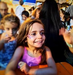 David Cristina Instagram - Os Santos são a minha altura favorita do ano. Beber cerveja, comer sardinhas, morfar bifanas e dançar música pimba com qualquer transeunte incauto que tiver o azar de cruzar num raio de 3 metros de mim. 

Antes de ter filhos achei que nunca mais ia poder curtir os Santos da mesma maneira. E tinha razão. Agora, além de dançar, comer e buber, posso ver esta nossa festa lisboeta pelos olhos dos meus filhotes, ano após ano. E os meus adoram!

Há muita gente que não quer ter filhos e isso não tem mal nenhum (um abraço para todos os que não querem ou não podem ter). Mas que ninguém me diga que os filhos tiram coisas à nossa vida. Porque não tiram nada. 

Excepto paciência. E energia. 

E dinheiro. Muito dinheiro.