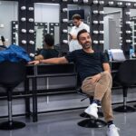 David Cristina Instagram - Uma das minhas tiradas favoritas dos Comedy Therapy aconteceu quando a @joanagama estava a dizer que experimentou sexo pela primeira vez (como quem experimenta ostras) quando tinha 13 anos e o @andrecomedy respondeu imediatamente "E que jornada que tem sido". Ainda hoje eu e o @eusouopedroalves nos rimos disso. Os Comedy Therapy chegaram ao fim e citando o André "e que jornada que tem sido". Juntos criámos um espectáculo que tinha tudo para não ser um sucesso, mas foi. Onde é que já se viu pessoas pagarem para ver 4 pessoas sem nenhumas qualificações (e a @taniiagraca) a tentarem resolver os seus problemas mais íntimos. É como pagar para ver 4 chimpanzés a fazer Sudoku. Juntos criámos também o podcast Comedy Therapy, indiscutivelmente o podcast mais javardolas da internet. Ainda considerei censurar o nosso podcast, mas depois as pessoas pensavam só que o telefone estava impedido. No palco dos Comedy Therapy aconteceram as coisas mais estranhas, inesperadas. O Pedro Alves confessou que tinha sido molestado, a Joana Gama explicou o famoso sugamento a duas mãos, o André de Freitas beijou-me e eu gravei uma story em pleno palco que muito arreliou a minha ex-namorada. Ao longo de mais de um ano e meio e quase vinte espectáculos estivemos a enganar o público, agora já posso dizer. O que nós estávamos a fazer é batota, ninguém se pode divertir tanto a trabalhar. Estou triste que acabou, mas como diz a Tânia Graça, podem sempre ir à terapia. Tem menos graça, mas pode ser que, ao contrário do que nós fizemos, vos ajude. Um abraço para a @setlist.pt que produziu isto connosco. Um enorme abraço ao Pedro, ao André, à Joana e à Tânia, vocês têm muito talento. Podiam usá-lo para coisas úteis. E o maior obrigado de todos para o público que nos veio ver, noite após noite, como se nós fôssemos uma picada de mosquito que eles sabem que não devem coçar porque faz sangue, mas coçam na mesma. Agora é atentar nos próximos projetos e coiso. Diz que o Bué da Fixe Anos 90 vai fazer mais espectáculos ao vivo. E quem diz sou eu. Vemo-nos por aí, seus malucos.