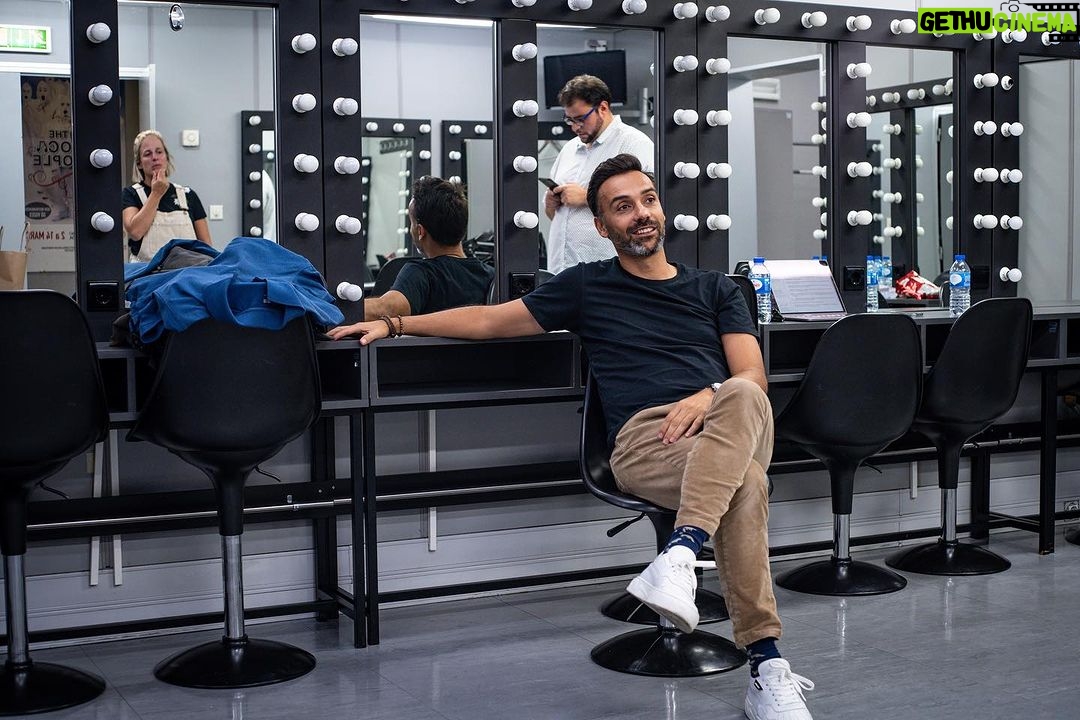 David Cristina Instagram - Uma das minhas tiradas favoritas dos Comedy Therapy aconteceu quando a @joanagama estava a dizer que experimentou sexo pela primeira vez (como quem experimenta ostras) quando tinha 13 anos e o @andrecomedy respondeu imediatamente "E que jornada que tem sido". Ainda hoje eu e o @eusouopedroalves nos rimos disso. Os Comedy Therapy chegaram ao fim e citando o André "e que jornada que tem sido". Juntos criámos um espectáculo que tinha tudo para não ser um sucesso, mas foi. Onde é que já se viu pessoas pagarem para ver 4 pessoas sem nenhumas qualificações (e a @taniiagraca) a tentarem resolver os seus problemas mais íntimos. É como pagar para ver 4 chimpanzés a fazer Sudoku. Juntos criámos também o podcast Comedy Therapy, indiscutivelmente o podcast mais javardolas da internet. Ainda considerei censurar o nosso podcast, mas depois as pessoas pensavam só que o telefone estava impedido. No palco dos Comedy Therapy aconteceram as coisas mais estranhas, inesperadas. O Pedro Alves confessou que tinha sido molestado, a Joana Gama explicou o famoso sugamento a duas mãos, o André de Freitas beijou-me e eu gravei uma story em pleno palco que muito arreliou a minha ex-namorada. Ao longo de mais de um ano e meio e quase vinte espectáculos estivemos a enganar o público, agora já posso dizer. O que nós estávamos a fazer é batota, ninguém se pode divertir tanto a trabalhar. Estou triste que acabou, mas como diz a Tânia Graça, podem sempre ir à terapia. Tem menos graça, mas pode ser que, ao contrário do que nós fizemos, vos ajude. Um abraço para a @setlist.pt que produziu isto connosco. Um enorme abraço ao Pedro, ao André, à Joana e à Tânia, vocês têm muito talento. Podiam usá-lo para coisas úteis. E o maior obrigado de todos para o público que nos veio ver, noite após noite, como se nós fôssemos uma picada de mosquito que eles sabem que não devem coçar porque faz sangue, mas coçam na mesma. Agora é atentar nos próximos projetos e coiso. Diz que o Bué da Fixe Anos 90 vai fazer mais espectáculos ao vivo. E quem diz sou eu. Vemo-nos por aí, seus malucos.