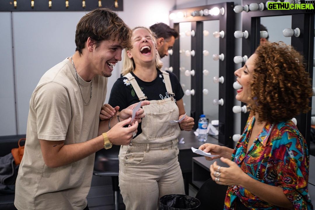 David Cristina Instagram - Uma das minhas tiradas favoritas dos Comedy Therapy aconteceu quando a @joanagama estava a dizer que experimentou sexo pela primeira vez (como quem experimenta ostras) quando tinha 13 anos e o @andrecomedy respondeu imediatamente "E que jornada que tem sido". Ainda hoje eu e o @eusouopedroalves nos rimos disso. Os Comedy Therapy chegaram ao fim e citando o André "e que jornada que tem sido". Juntos criámos um espectáculo que tinha tudo para não ser um sucesso, mas foi. Onde é que já se viu pessoas pagarem para ver 4 pessoas sem nenhumas qualificações (e a @taniiagraca) a tentarem resolver os seus problemas mais íntimos. É como pagar para ver 4 chimpanzés a fazer Sudoku. Juntos criámos também o podcast Comedy Therapy, indiscutivelmente o podcast mais javardolas da internet. Ainda considerei censurar o nosso podcast, mas depois as pessoas pensavam só que o telefone estava impedido. No palco dos Comedy Therapy aconteceram as coisas mais estranhas, inesperadas. O Pedro Alves confessou que tinha sido molestado, a Joana Gama explicou o famoso sugamento a duas mãos, o André de Freitas beijou-me e eu gravei uma story em pleno palco que muito arreliou a minha ex-namorada. Ao longo de mais de um ano e meio e quase vinte espectáculos estivemos a enganar o público, agora já posso dizer. O que nós estávamos a fazer é batota, ninguém se pode divertir tanto a trabalhar. Estou triste que acabou, mas como diz a Tânia Graça, podem sempre ir à terapia. Tem menos graça, mas pode ser que, ao contrário do que nós fizemos, vos ajude. Um abraço para a @setlist.pt que produziu isto connosco. Um enorme abraço ao Pedro, ao André, à Joana e à Tânia, vocês têm muito talento. Podiam usá-lo para coisas úteis. E o maior obrigado de todos para o público que nos veio ver, noite após noite, como se nós fôssemos uma picada de mosquito que eles sabem que não devem coçar porque faz sangue, mas coçam na mesma. Agora é atentar nos próximos projetos e coiso. Diz que o Bué da Fixe Anos 90 vai fazer mais espectáculos ao vivo. E quem diz sou eu. Vemo-nos por aí, seus malucos.