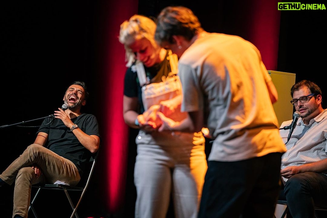 David Cristina Instagram - Uma das minhas tiradas favoritas dos Comedy Therapy aconteceu quando a @joanagama estava a dizer que experimentou sexo pela primeira vez (como quem experimenta ostras) quando tinha 13 anos e o @andrecomedy respondeu imediatamente "E que jornada que tem sido". Ainda hoje eu e o @eusouopedroalves nos rimos disso. Os Comedy Therapy chegaram ao fim e citando o André "e que jornada que tem sido". Juntos criámos um espectáculo que tinha tudo para não ser um sucesso, mas foi. Onde é que já se viu pessoas pagarem para ver 4 pessoas sem nenhumas qualificações (e a @taniiagraca) a tentarem resolver os seus problemas mais íntimos. É como pagar para ver 4 chimpanzés a fazer Sudoku. Juntos criámos também o podcast Comedy Therapy, indiscutivelmente o podcast mais javardolas da internet. Ainda considerei censurar o nosso podcast, mas depois as pessoas pensavam só que o telefone estava impedido. No palco dos Comedy Therapy aconteceram as coisas mais estranhas, inesperadas. O Pedro Alves confessou que tinha sido molestado, a Joana Gama explicou o famoso sugamento a duas mãos, o André de Freitas beijou-me e eu gravei uma story em pleno palco que muito arreliou a minha ex-namorada. Ao longo de mais de um ano e meio e quase vinte espectáculos estivemos a enganar o público, agora já posso dizer. O que nós estávamos a fazer é batota, ninguém se pode divertir tanto a trabalhar. Estou triste que acabou, mas como diz a Tânia Graça, podem sempre ir à terapia. Tem menos graça, mas pode ser que, ao contrário do que nós fizemos, vos ajude. Um abraço para a @setlist.pt que produziu isto connosco. Um enorme abraço ao Pedro, ao André, à Joana e à Tânia, vocês têm muito talento. Podiam usá-lo para coisas úteis. E o maior obrigado de todos para o público que nos veio ver, noite após noite, como se nós fôssemos uma picada de mosquito que eles sabem que não devem coçar porque faz sangue, mas coçam na mesma. Agora é atentar nos próximos projetos e coiso. Diz que o Bué da Fixe Anos 90 vai fazer mais espectáculos ao vivo. E quem diz sou eu. Vemo-nos por aí, seus malucos.