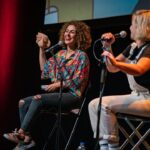 David Cristina Instagram - Uma das minhas tiradas favoritas dos Comedy Therapy aconteceu quando a @joanagama estava a dizer que experimentou sexo pela primeira vez (como quem experimenta ostras) quando tinha 13 anos e o @andrecomedy respondeu imediatamente "E que jornada que tem sido". Ainda hoje eu e o @eusouopedroalves nos rimos disso. Os Comedy Therapy chegaram ao fim e citando o André "e que jornada que tem sido". Juntos criámos um espectáculo que tinha tudo para não ser um sucesso, mas foi. Onde é que já se viu pessoas pagarem para ver 4 pessoas sem nenhumas qualificações (e a @taniiagraca) a tentarem resolver os seus problemas mais íntimos. É como pagar para ver 4 chimpanzés a fazer Sudoku. Juntos criámos também o podcast Comedy Therapy, indiscutivelmente o podcast mais javardolas da internet. Ainda considerei censurar o nosso podcast, mas depois as pessoas pensavam só que o telefone estava impedido. No palco dos Comedy Therapy aconteceram as coisas mais estranhas, inesperadas. O Pedro Alves confessou que tinha sido molestado, a Joana Gama explicou o famoso sugamento a duas mãos, o André de Freitas beijou-me e eu gravei uma story em pleno palco que muito arreliou a minha ex-namorada. Ao longo de mais de um ano e meio e quase vinte espectáculos estivemos a enganar o público, agora já posso dizer. O que nós estávamos a fazer é batota, ninguém se pode divertir tanto a trabalhar. Estou triste que acabou, mas como diz a Tânia Graça, podem sempre ir à terapia. Tem menos graça, mas pode ser que, ao contrário do que nós fizemos, vos ajude. Um abraço para a @setlist.pt que produziu isto connosco. Um enorme abraço ao Pedro, ao André, à Joana e à Tânia, vocês têm muito talento. Podiam usá-lo para coisas úteis. E o maior obrigado de todos para o público que nos veio ver, noite após noite, como se nós fôssemos uma picada de mosquito que eles sabem que não devem coçar porque faz sangue, mas coçam na mesma. Agora é atentar nos próximos projetos e coiso. Diz que o Bué da Fixe Anos 90 vai fazer mais espectáculos ao vivo. E quem diz sou eu. Vemo-nos por aí, seus malucos.