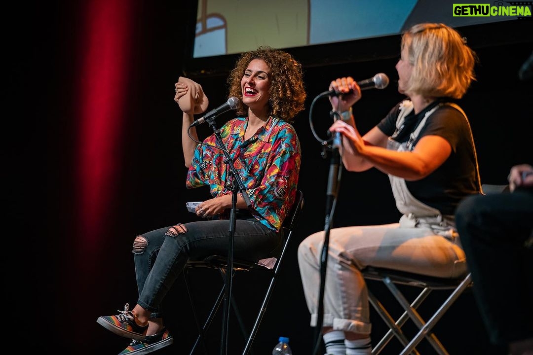 David Cristina Instagram - Uma das minhas tiradas favoritas dos Comedy Therapy aconteceu quando a @joanagama estava a dizer que experimentou sexo pela primeira vez (como quem experimenta ostras) quando tinha 13 anos e o @andrecomedy respondeu imediatamente "E que jornada que tem sido". Ainda hoje eu e o @eusouopedroalves nos rimos disso. Os Comedy Therapy chegaram ao fim e citando o André "e que jornada que tem sido". Juntos criámos um espectáculo que tinha tudo para não ser um sucesso, mas foi. Onde é que já se viu pessoas pagarem para ver 4 pessoas sem nenhumas qualificações (e a @taniiagraca) a tentarem resolver os seus problemas mais íntimos. É como pagar para ver 4 chimpanzés a fazer Sudoku. Juntos criámos também o podcast Comedy Therapy, indiscutivelmente o podcast mais javardolas da internet. Ainda considerei censurar o nosso podcast, mas depois as pessoas pensavam só que o telefone estava impedido. No palco dos Comedy Therapy aconteceram as coisas mais estranhas, inesperadas. O Pedro Alves confessou que tinha sido molestado, a Joana Gama explicou o famoso sugamento a duas mãos, o André de Freitas beijou-me e eu gravei uma story em pleno palco que muito arreliou a minha ex-namorada. Ao longo de mais de um ano e meio e quase vinte espectáculos estivemos a enganar o público, agora já posso dizer. O que nós estávamos a fazer é batota, ninguém se pode divertir tanto a trabalhar. Estou triste que acabou, mas como diz a Tânia Graça, podem sempre ir à terapia. Tem menos graça, mas pode ser que, ao contrário do que nós fizemos, vos ajude. Um abraço para a @setlist.pt que produziu isto connosco. Um enorme abraço ao Pedro, ao André, à Joana e à Tânia, vocês têm muito talento. Podiam usá-lo para coisas úteis. E o maior obrigado de todos para o público que nos veio ver, noite após noite, como se nós fôssemos uma picada de mosquito que eles sabem que não devem coçar porque faz sangue, mas coçam na mesma. Agora é atentar nos próximos projetos e coiso. Diz que o Bué da Fixe Anos 90 vai fazer mais espectáculos ao vivo. E quem diz sou eu. Vemo-nos por aí, seus malucos.