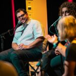 David Cristina Instagram - Uma das minhas tiradas favoritas dos Comedy Therapy aconteceu quando a @joanagama estava a dizer que experimentou sexo pela primeira vez (como quem experimenta ostras) quando tinha 13 anos e o @andrecomedy respondeu imediatamente "E que jornada que tem sido". Ainda hoje eu e o @eusouopedroalves nos rimos disso. Os Comedy Therapy chegaram ao fim e citando o André "e que jornada que tem sido". Juntos criámos um espectáculo que tinha tudo para não ser um sucesso, mas foi. Onde é que já se viu pessoas pagarem para ver 4 pessoas sem nenhumas qualificações (e a @taniiagraca) a tentarem resolver os seus problemas mais íntimos. É como pagar para ver 4 chimpanzés a fazer Sudoku. Juntos criámos também o podcast Comedy Therapy, indiscutivelmente o podcast mais javardolas da internet. Ainda considerei censurar o nosso podcast, mas depois as pessoas pensavam só que o telefone estava impedido. No palco dos Comedy Therapy aconteceram as coisas mais estranhas, inesperadas. O Pedro Alves confessou que tinha sido molestado, a Joana Gama explicou o famoso sugamento a duas mãos, o André de Freitas beijou-me e eu gravei uma story em pleno palco que muito arreliou a minha ex-namorada. Ao longo de mais de um ano e meio e quase vinte espectáculos estivemos a enganar o público, agora já posso dizer. O que nós estávamos a fazer é batota, ninguém se pode divertir tanto a trabalhar. Estou triste que acabou, mas como diz a Tânia Graça, podem sempre ir à terapia. Tem menos graça, mas pode ser que, ao contrário do que nós fizemos, vos ajude. Um abraço para a @setlist.pt que produziu isto connosco. Um enorme abraço ao Pedro, ao André, à Joana e à Tânia, vocês têm muito talento. Podiam usá-lo para coisas úteis. E o maior obrigado de todos para o público que nos veio ver, noite após noite, como se nós fôssemos uma picada de mosquito que eles sabem que não devem coçar porque faz sangue, mas coçam na mesma. Agora é atentar nos próximos projetos e coiso. Diz que o Bué da Fixe Anos 90 vai fazer mais espectáculos ao vivo. E quem diz sou eu. Vemo-nos por aí, seus malucos.