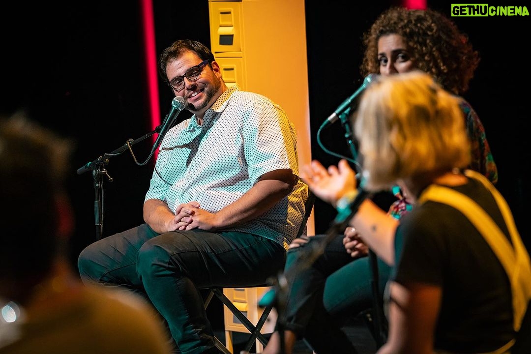 David Cristina Instagram - Uma das minhas tiradas favoritas dos Comedy Therapy aconteceu quando a @joanagama estava a dizer que experimentou sexo pela primeira vez (como quem experimenta ostras) quando tinha 13 anos e o @andrecomedy respondeu imediatamente "E que jornada que tem sido". Ainda hoje eu e o @eusouopedroalves nos rimos disso. Os Comedy Therapy chegaram ao fim e citando o André "e que jornada que tem sido". Juntos criámos um espectáculo que tinha tudo para não ser um sucesso, mas foi. Onde é que já se viu pessoas pagarem para ver 4 pessoas sem nenhumas qualificações (e a @taniiagraca) a tentarem resolver os seus problemas mais íntimos. É como pagar para ver 4 chimpanzés a fazer Sudoku. Juntos criámos também o podcast Comedy Therapy, indiscutivelmente o podcast mais javardolas da internet. Ainda considerei censurar o nosso podcast, mas depois as pessoas pensavam só que o telefone estava impedido. No palco dos Comedy Therapy aconteceram as coisas mais estranhas, inesperadas. O Pedro Alves confessou que tinha sido molestado, a Joana Gama explicou o famoso sugamento a duas mãos, o André de Freitas beijou-me e eu gravei uma story em pleno palco que muito arreliou a minha ex-namorada. Ao longo de mais de um ano e meio e quase vinte espectáculos estivemos a enganar o público, agora já posso dizer. O que nós estávamos a fazer é batota, ninguém se pode divertir tanto a trabalhar. Estou triste que acabou, mas como diz a Tânia Graça, podem sempre ir à terapia. Tem menos graça, mas pode ser que, ao contrário do que nós fizemos, vos ajude. Um abraço para a @setlist.pt que produziu isto connosco. Um enorme abraço ao Pedro, ao André, à Joana e à Tânia, vocês têm muito talento. Podiam usá-lo para coisas úteis. E o maior obrigado de todos para o público que nos veio ver, noite após noite, como se nós fôssemos uma picada de mosquito que eles sabem que não devem coçar porque faz sangue, mas coçam na mesma. Agora é atentar nos próximos projetos e coiso. Diz que o Bué da Fixe Anos 90 vai fazer mais espectáculos ao vivo. E quem diz sou eu. Vemo-nos por aí, seus malucos.