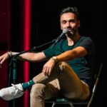 David Cristina Instagram - Uma das minhas tiradas favoritas dos Comedy Therapy aconteceu quando a @joanagama estava a dizer que experimentou sexo pela primeira vez (como quem experimenta ostras) quando tinha 13 anos e o @andrecomedy respondeu imediatamente "E que jornada que tem sido". Ainda hoje eu e o @eusouopedroalves nos rimos disso. Os Comedy Therapy chegaram ao fim e citando o André "e que jornada que tem sido". Juntos criámos um espectáculo que tinha tudo para não ser um sucesso, mas foi. Onde é que já se viu pessoas pagarem para ver 4 pessoas sem nenhumas qualificações (e a @taniiagraca) a tentarem resolver os seus problemas mais íntimos. É como pagar para ver 4 chimpanzés a fazer Sudoku. Juntos criámos também o podcast Comedy Therapy, indiscutivelmente o podcast mais javardolas da internet. Ainda considerei censurar o nosso podcast, mas depois as pessoas pensavam só que o telefone estava impedido. No palco dos Comedy Therapy aconteceram as coisas mais estranhas, inesperadas. O Pedro Alves confessou que tinha sido molestado, a Joana Gama explicou o famoso sugamento a duas mãos, o André de Freitas beijou-me e eu gravei uma story em pleno palco que muito arreliou a minha ex-namorada. Ao longo de mais de um ano e meio e quase vinte espectáculos estivemos a enganar o público, agora já posso dizer. O que nós estávamos a fazer é batota, ninguém se pode divertir tanto a trabalhar. Estou triste que acabou, mas como diz a Tânia Graça, podem sempre ir à terapia. Tem menos graça, mas pode ser que, ao contrário do que nós fizemos, vos ajude. Um abraço para a @setlist.pt que produziu isto connosco. Um enorme abraço ao Pedro, ao André, à Joana e à Tânia, vocês têm muito talento. Podiam usá-lo para coisas úteis. E o maior obrigado de todos para o público que nos veio ver, noite após noite, como se nós fôssemos uma picada de mosquito que eles sabem que não devem coçar porque faz sangue, mas coçam na mesma. Agora é atentar nos próximos projetos e coiso. Diz que o Bué da Fixe Anos 90 vai fazer mais espectáculos ao vivo. E quem diz sou eu. Vemo-nos por aí, seus malucos.