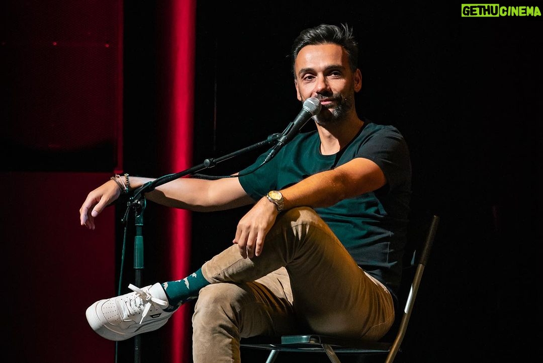 David Cristina Instagram - Uma das minhas tiradas favoritas dos Comedy Therapy aconteceu quando a @joanagama estava a dizer que experimentou sexo pela primeira vez (como quem experimenta ostras) quando tinha 13 anos e o @andrecomedy respondeu imediatamente "E que jornada que tem sido". Ainda hoje eu e o @eusouopedroalves nos rimos disso. Os Comedy Therapy chegaram ao fim e citando o André "e que jornada que tem sido". Juntos criámos um espectáculo que tinha tudo para não ser um sucesso, mas foi. Onde é que já se viu pessoas pagarem para ver 4 pessoas sem nenhumas qualificações (e a @taniiagraca) a tentarem resolver os seus problemas mais íntimos. É como pagar para ver 4 chimpanzés a fazer Sudoku. Juntos criámos também o podcast Comedy Therapy, indiscutivelmente o podcast mais javardolas da internet. Ainda considerei censurar o nosso podcast, mas depois as pessoas pensavam só que o telefone estava impedido. No palco dos Comedy Therapy aconteceram as coisas mais estranhas, inesperadas. O Pedro Alves confessou que tinha sido molestado, a Joana Gama explicou o famoso sugamento a duas mãos, o André de Freitas beijou-me e eu gravei uma story em pleno palco que muito arreliou a minha ex-namorada. Ao longo de mais de um ano e meio e quase vinte espectáculos estivemos a enganar o público, agora já posso dizer. O que nós estávamos a fazer é batota, ninguém se pode divertir tanto a trabalhar. Estou triste que acabou, mas como diz a Tânia Graça, podem sempre ir à terapia. Tem menos graça, mas pode ser que, ao contrário do que nós fizemos, vos ajude. Um abraço para a @setlist.pt que produziu isto connosco. Um enorme abraço ao Pedro, ao André, à Joana e à Tânia, vocês têm muito talento. Podiam usá-lo para coisas úteis. E o maior obrigado de todos para o público que nos veio ver, noite após noite, como se nós fôssemos uma picada de mosquito que eles sabem que não devem coçar porque faz sangue, mas coçam na mesma. Agora é atentar nos próximos projetos e coiso. Diz que o Bué da Fixe Anos 90 vai fazer mais espectáculos ao vivo. E quem diz sou eu. Vemo-nos por aí, seus malucos.
